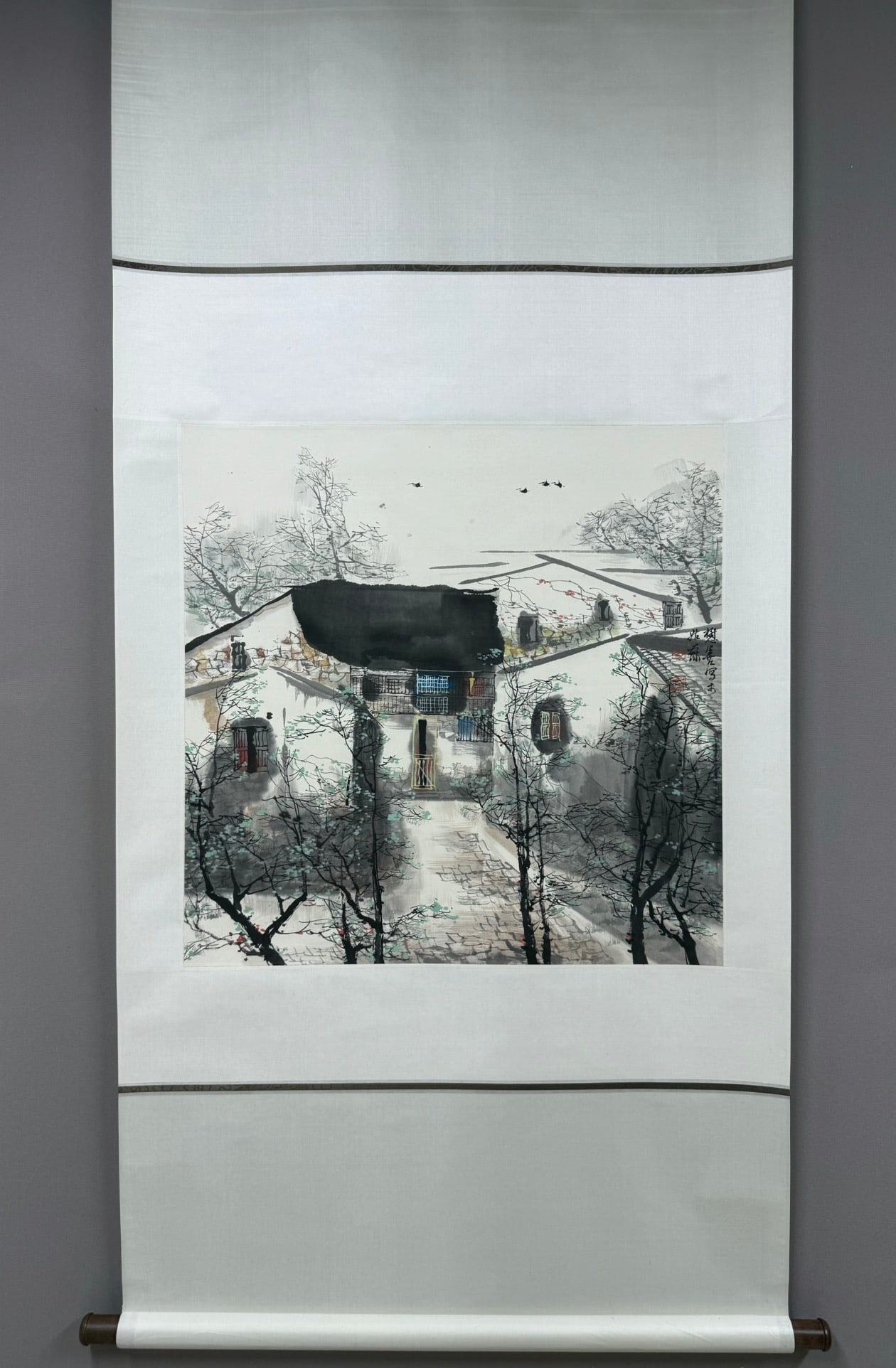 A Chinese Vertical Scroll Ink Painting of Landscape on Paper,Liu Maoshan: A Chinese Vertical Scroll Ink Painting of Landscape on Paper,Liu Maoshan,Size:68cmx68cm 一幅中国水墨山水画立轴，刘懋