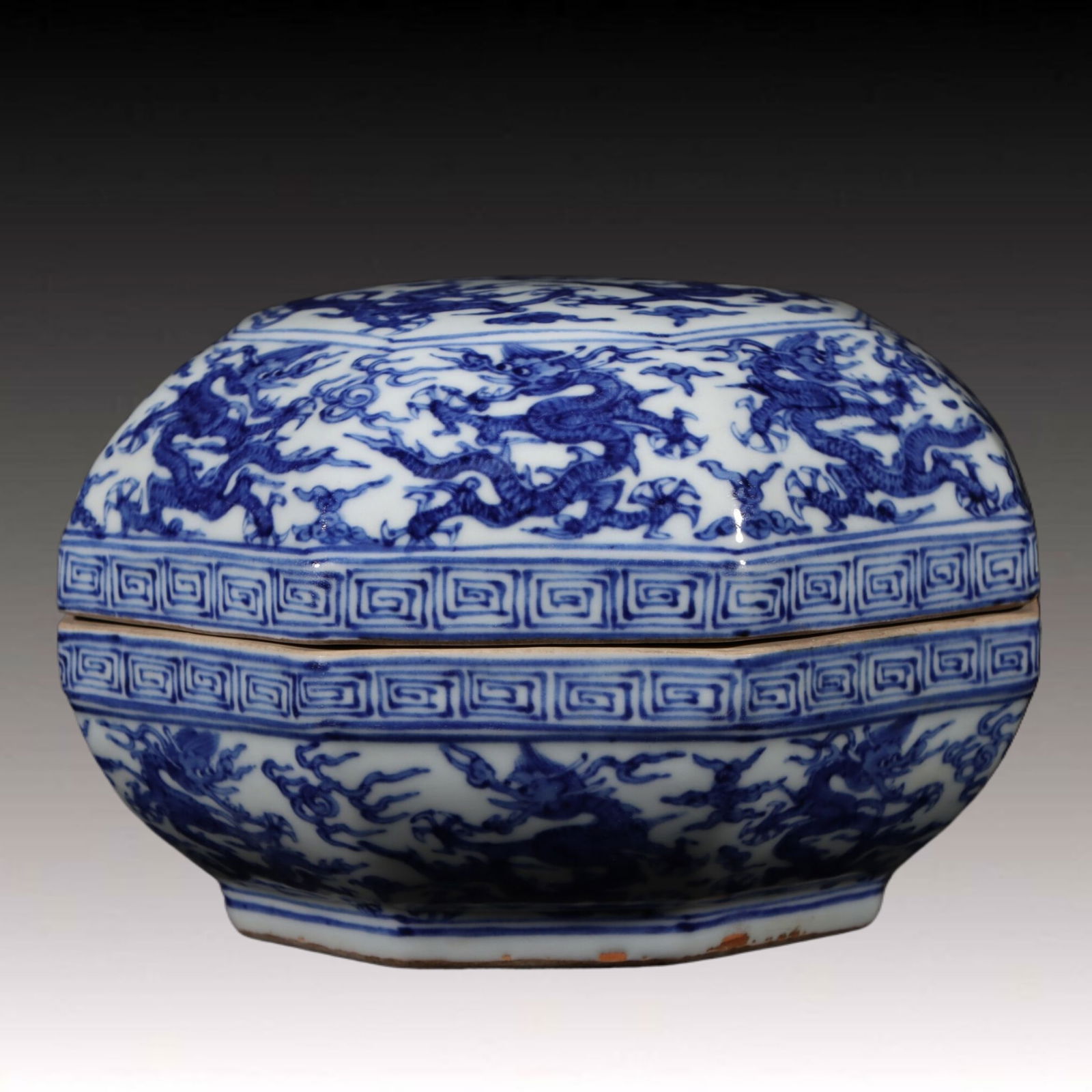 An Exquisite Blue and White Dragon Pattern Cover Box: An Exquisite Blue and White Dragon Pattern Cover Box,Ming Dynasty, China,Wanli Six-character Mark,Size:10.5cmx16.5cm 青花龙纹盖盒,中国明代,&