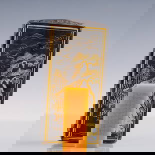 An Exquisite Tianhuang Stone poem Seal: An Exquisite Tianhuang Stone poem Seal the Republic of China Size:(Seal)3cmx2cmx7.5cm Weight:1500g (Box)6cmx8cmx3.5cm 田黄石诗文印章