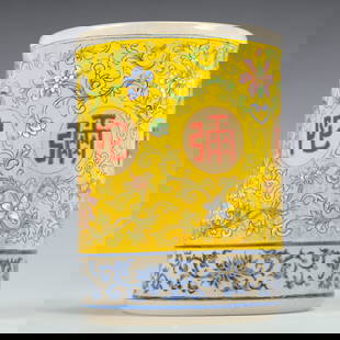 A Exquisite Colored glaze Famille-Rose Lotus Pattern Brush Pot: A Exquisite Colored glaze Famille-Rose Lotus Pattern Brush Pot Qing Dynasty, China Qianlong Four-character Mark Size:9cmx12.5cm Weight:650g&#29705;&#29827;&#31881;&#24425;&#32544;&#26525;&#33714;&#324