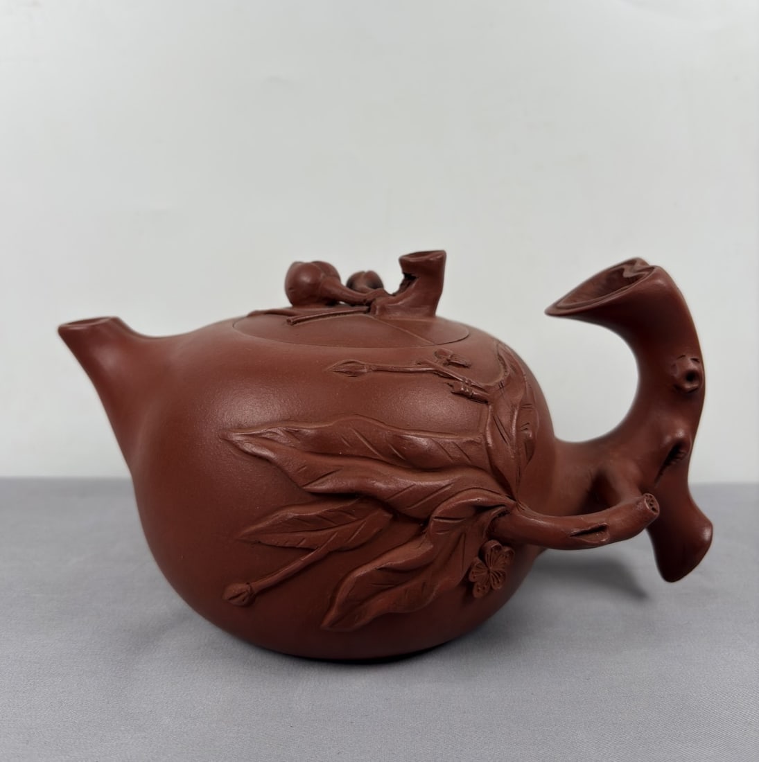 An Exquisite Purple Sands Peach Pattern Teapot: An Exquisite Purple Sands Peach Pattern Teapot Wang yin xian Size:19cmx10cm紫砂［圣桃］壶 汪演仙