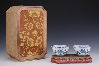A Pair of Exquisite Blue and White Okra Pattern Cups