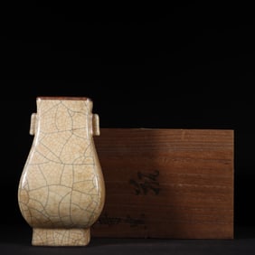 An Exquisite Ge yao Cover with Bronze Double-Ears Vase