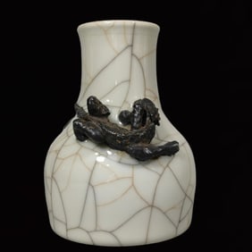 An Exquisite Ge yao Drago Pattern Vase