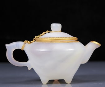 An Exquisite Agate Cover with Gold Tripod Teapot