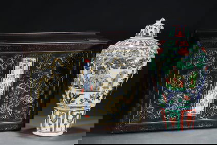 A Huge Wucai Character and Story Pattern Bottle