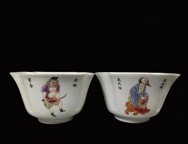 A Pair of Exquisite Famille-Rose Painted Gold Figure Pattern Bowls,With Poem