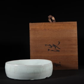 An Exquisite Guan yao Dragon Pattern Washer