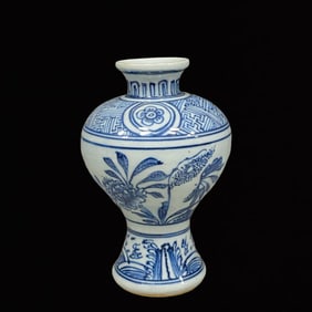 An Exquisite Blue and White Flower Pattern Vase