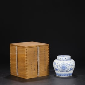 An Exquisite Blue and White Mandarin Duck and Algae Pattern Jar,With Cover