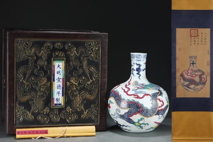 A Huge Wucai Auspicious Cloud and Dragon Pattern Vase,With Vertical Scroll Painting on Silk