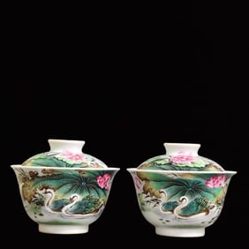 A Pair of Exquisite Famille-Rose Flower and Bird Pattern Cover Bowls