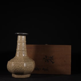 An Exquisite Ge yao Yellow Glazed Cover with Silver Vase