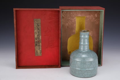 An Exquisite Guan yao Cover with Gold Vase, with an Imperial Poem by Emperor Qianlong