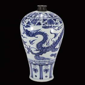 An Exquisite Blue and White Auspicious Cloud and Dragon Pattern Vase