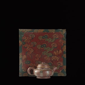 An Exquisite Purple Sands Flower Pattern Painted Gold pot