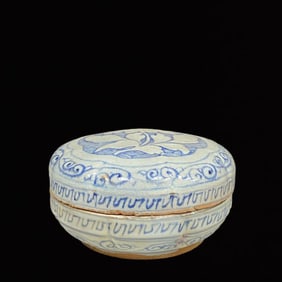 An Exquisite Blue and White Flower Pattern Cover Box