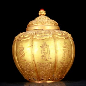 An exquisite gilt bronze pot with floral patterns