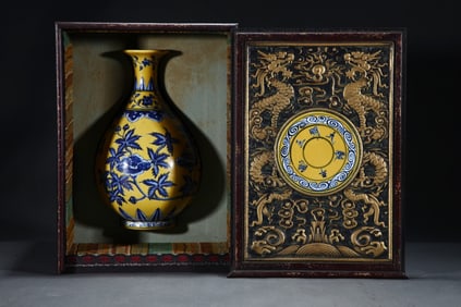 A Rare Blue and White Yellow Ground Flower Pattern Vase