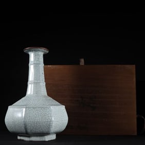 An Exquisite Guan yao Cover with Bronze Vase