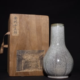 An Exquisite Guan yao Vase