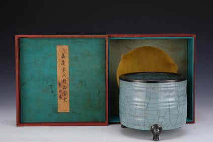 An Exquisite Guan yao Tripod Cup