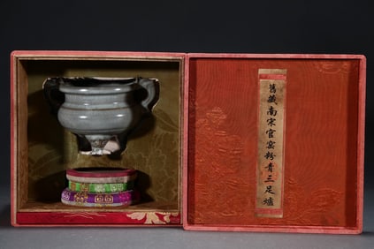 An Exquisite Guan yao Celadon Glazed Double-Ears and Tripod Censer