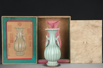 An Exquisite Longquan yao Celadon Glazed Double-Ears Vase