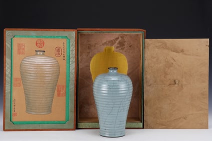 An Exquisite Guan yao Vase