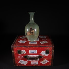 An Exquisite Ru yao Figure Pattern Vase