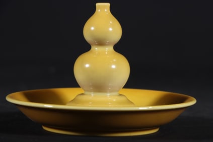 An Exquisite Yellow Glazed Incense holder