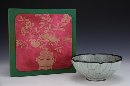 An Exquisite Guan yao Bowl