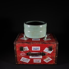 An Exquisite Celadon Glazed Tripod Censer
