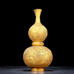 An exquisite gilt bronze gourd vase with auspicious clouds and dragon patterns