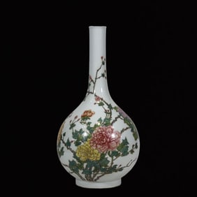 An Exquisite Famille-Rose Flower Pattern Vase