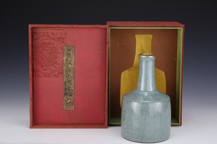 An Exquisite Guan yao Cover with Gold Vase, with an Imperial Poem by Emperor Qianlong