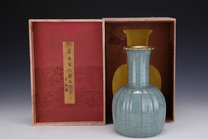 An Exquisite Guan yao Cover with Gold Vase