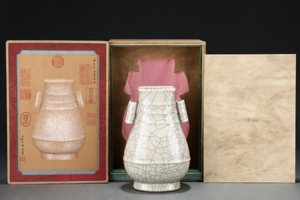 An Exquisite Ge yao Double-Ears Vase,with an Imperial Poem by Emperor Qianlong