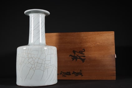 An Exquisite Guan yao Vase