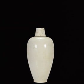 An Exquisite Ding yao White Glazed Flower Pattern Vase