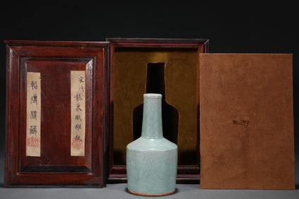 An Exquisite Guan yao Vase