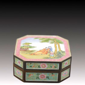 An Exquisite Painted Enamel Figure Pattern Cover Box