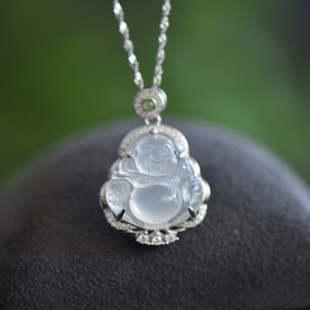 An Exquisite Sterling Silver Inlaid Agate Pendant