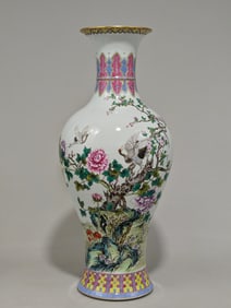 A Exquisite Famille-Rose Outline in gold Flower and Bird Pattern Vase