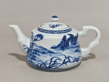 A Exquisite Blue and White Flower and Bird Pattern Teapot