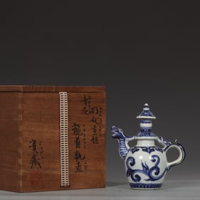 A Exquisite Blue and White Ewer