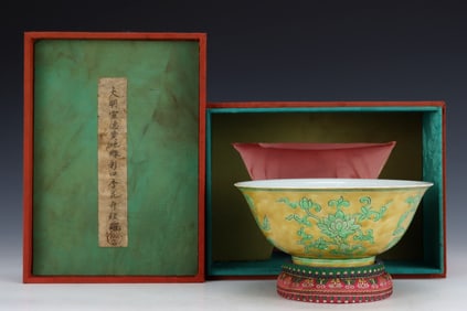 An Exquisite Green Glazed Flower Pattern Bowl