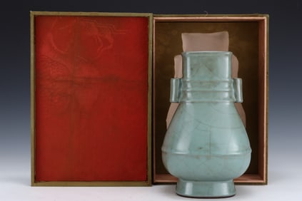 An Exquisite Guan yao Tripod Vase