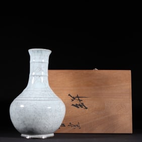 An Exquisite Guan yao Vase