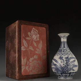 An Exquisite Blue and White Flower and Butterfly Pattern Lotus Pattern Vase